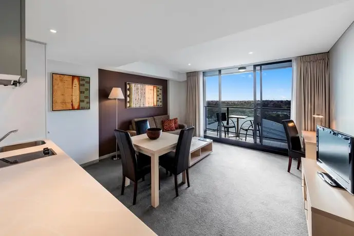 Oaks Adelaide Horizons Suites 