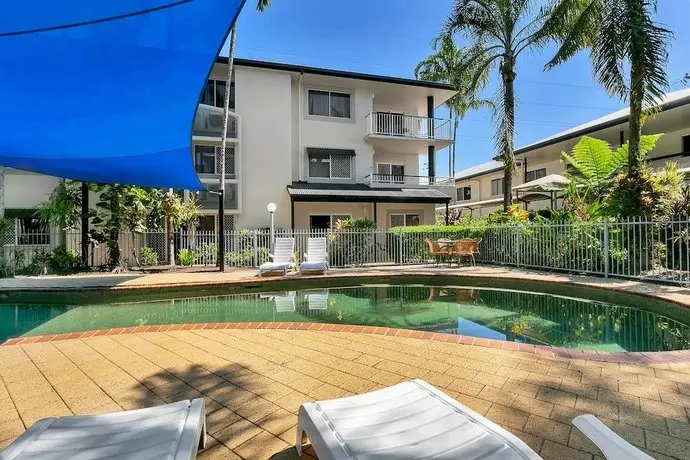 Cairns Reef Apartments & Motel 