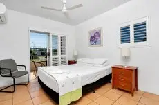 Cairns Reef Apartments & Motel 