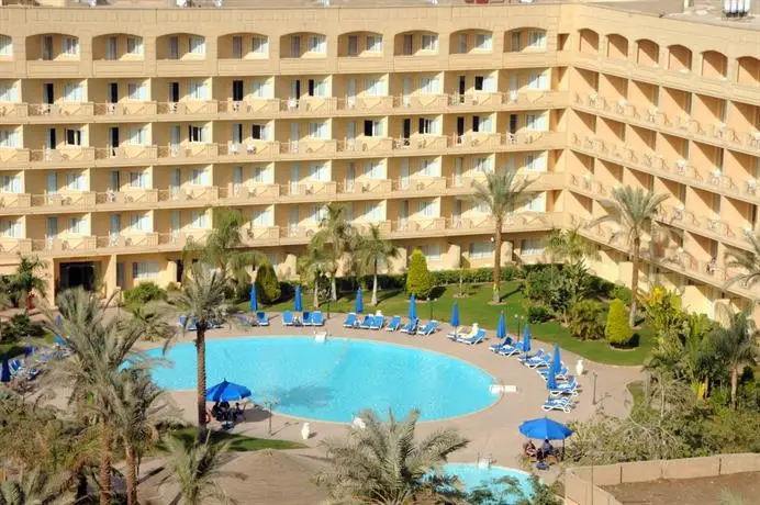 Grand Pyramids Hotel 