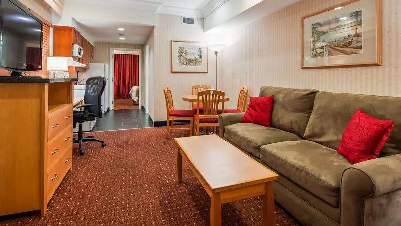 Best Western Plus Kelowna Hotel & Suites 