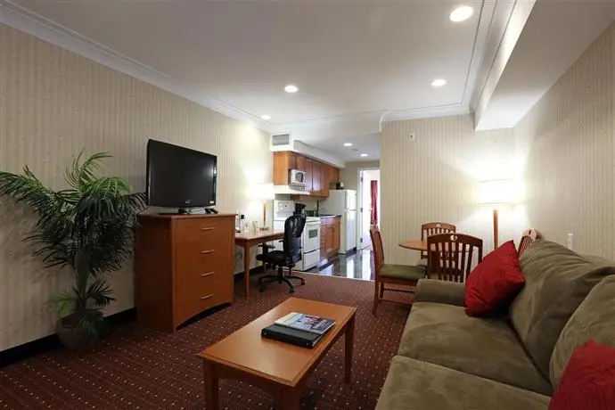 Best Western Plus Kelowna Hotel & Suites 