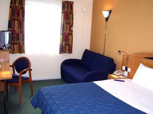 Holiday Inn Express London Luton Airport 