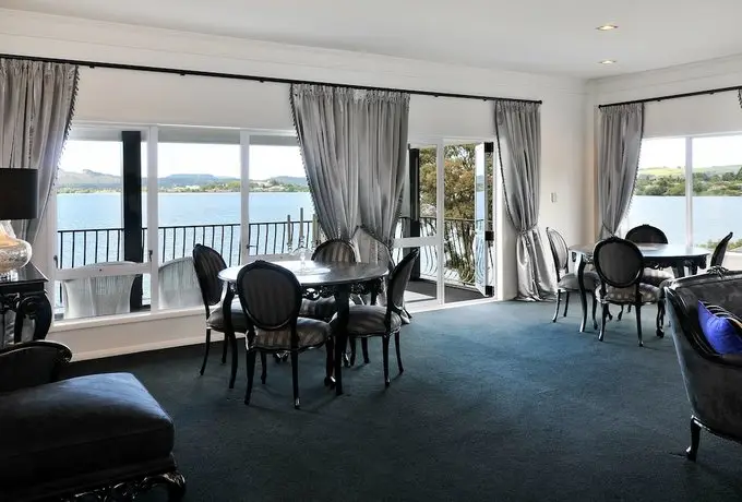 Black Swan Lakeside Boutique Hotel 