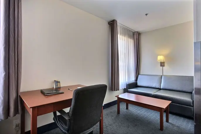 Super 8 by Wyndham Trois Rivieres Hotel 