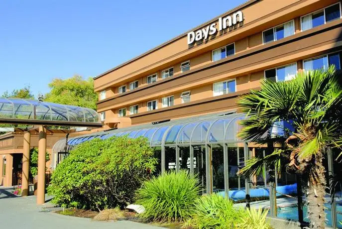 Days Inn by Wyndham Victoria On The Harbour 