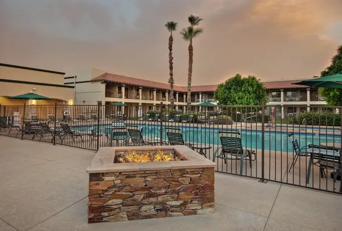 Days Inn & Suites by Wyndham Scottsdale North 