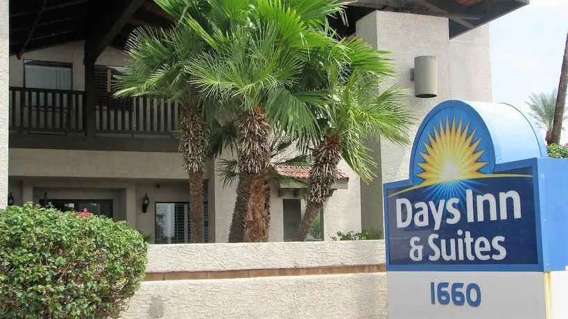 Days Inn & Suites by Wyndham Tempe 