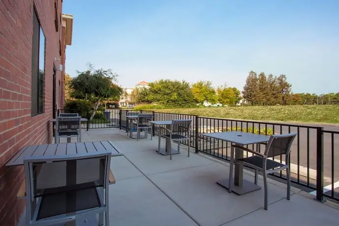 Holiday Inn Express & Suites Davis - University Area 