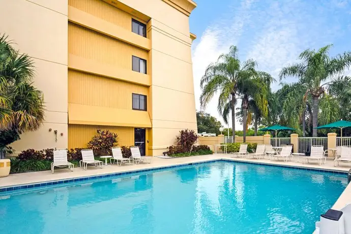 La Quinta Inn & Suites Miami Airport East 