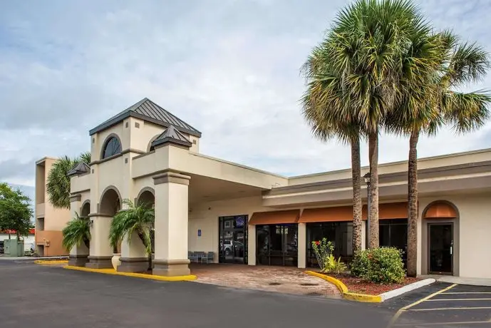 Days Inn & Suites by Wyndham Orlando Airport