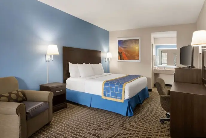 Days Inn & Suites by Wyndham Savannah Midtown