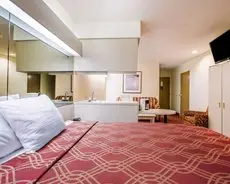 Econo Lodge Inn & Suites Evansville 