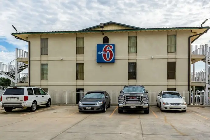 Motel 6 Lake Charles On The Bayou