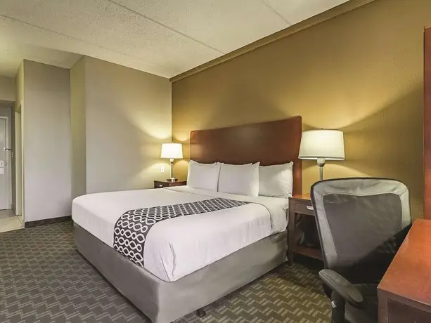 La Quinta Inn Cleveland Airport West 