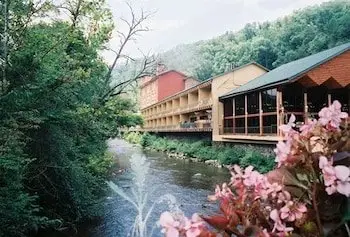 River Terrace Resort & Convention Center 