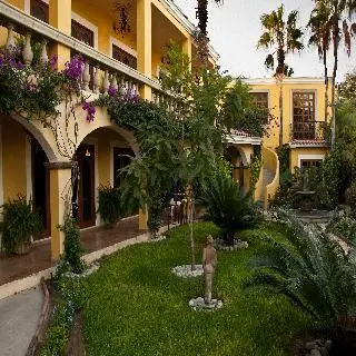 El Encanto Inn & Suites 