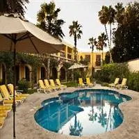 El Encanto Inn & Suites 