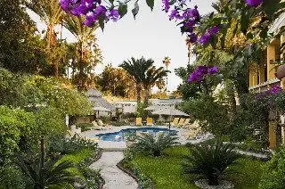 El Encanto Inn & Suites 