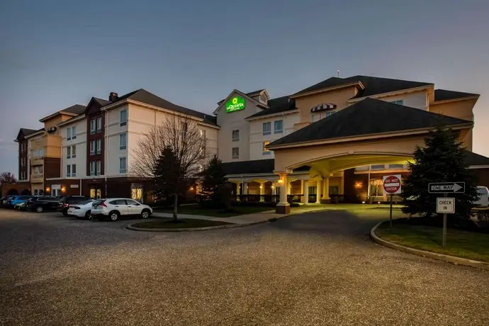 La Quinta Inn & Suites Islip MacArthur Airport