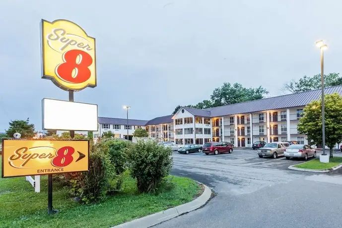 Super 8 by Wyndham Sevierville Riverside