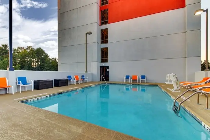 Holiday Inn Express & Suites Atlanta Perimeter Mall Hotel 