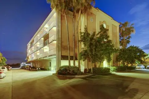 Hutchinson Island Plaza Hotel & Suites