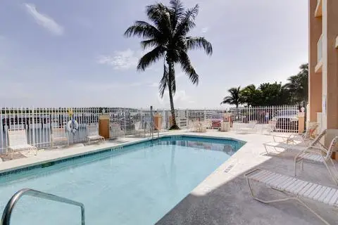 Hutchinson Island Plaza Hotel & Suites 