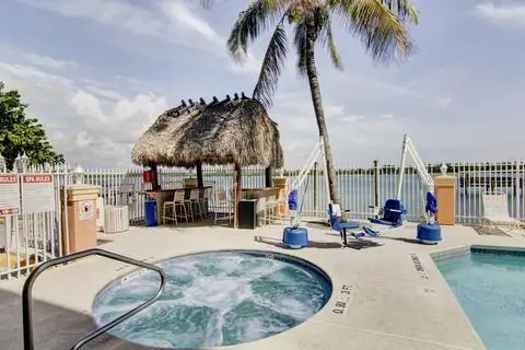 Hutchinson Island Plaza Hotel & Suites 