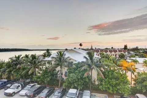 Hutchinson Island Plaza Hotel & Suites 