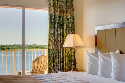 Hutchinson Island Plaza Hotel & Suites 