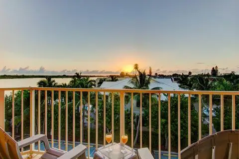 Hutchinson Island Plaza Hotel & Suites 