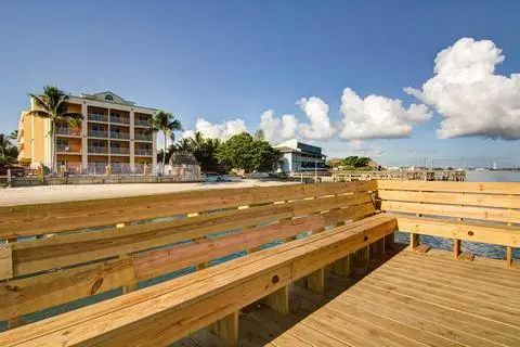 Hutchinson Island Plaza Hotel & Suites 