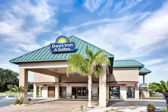 Days Inn & Suites by Wyndham Davenport