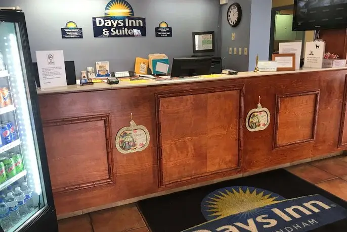 Days Inn & Suites by Wyndham Davenport