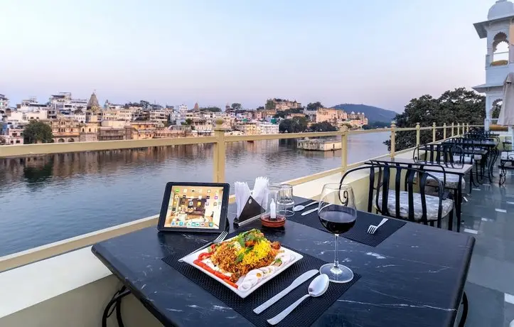 Hotel Sarovar on Lake Pichola 