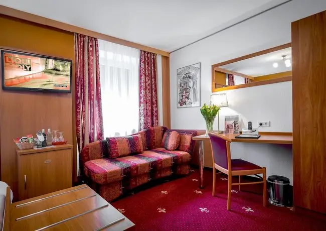 TIPTOP Hotel Burgschmiet Garni 