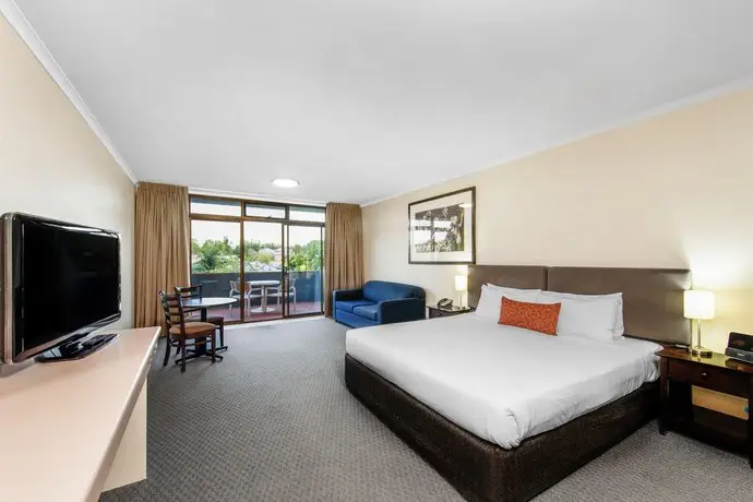 Adelaide Meridien Hotel & Apartments 