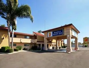 Super 8 by Wyndham Oceanside Marty's Valley Inn 