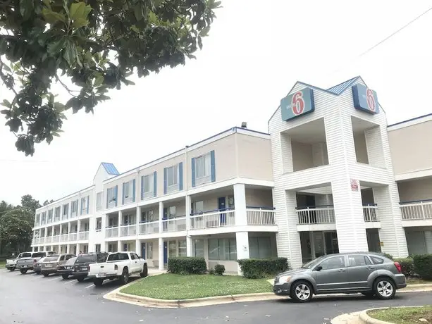 Motel 6 Raleigh - North