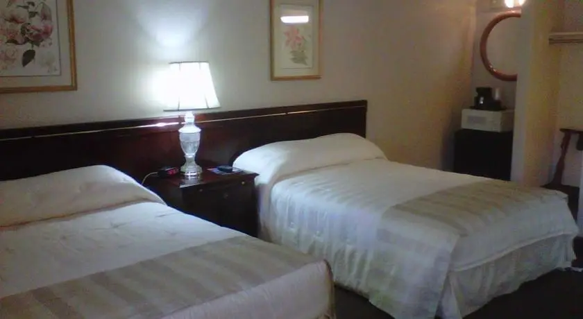 Caravelle Inn & Suites 