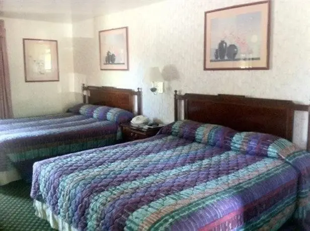 Caravelle Inn & Suites 