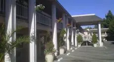 Caravelle Inn & Suites 