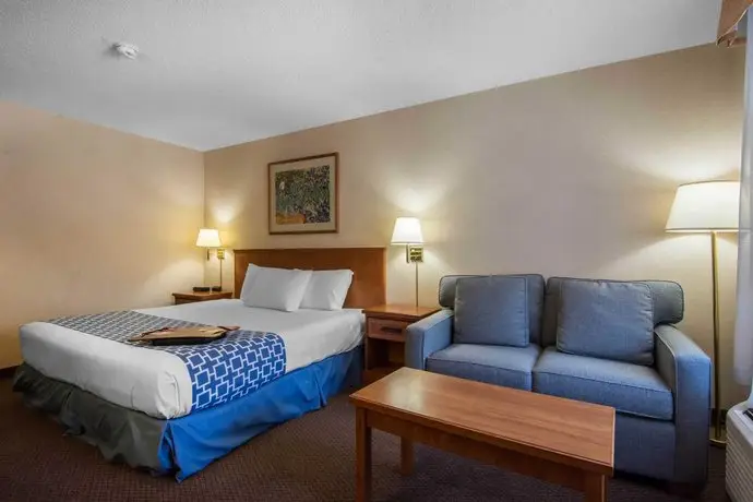 Econo Lodge Inn & Suites University 