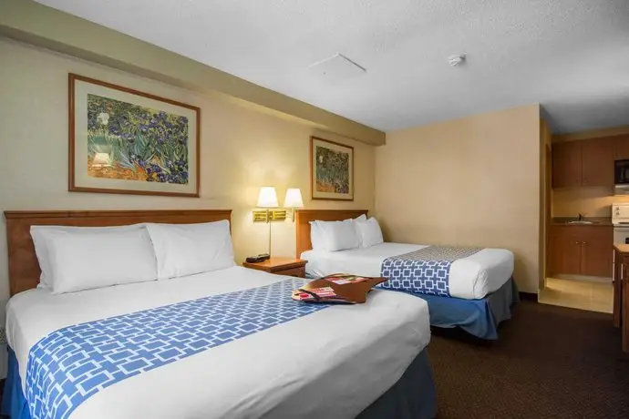 Econo Lodge Inn & Suites University 