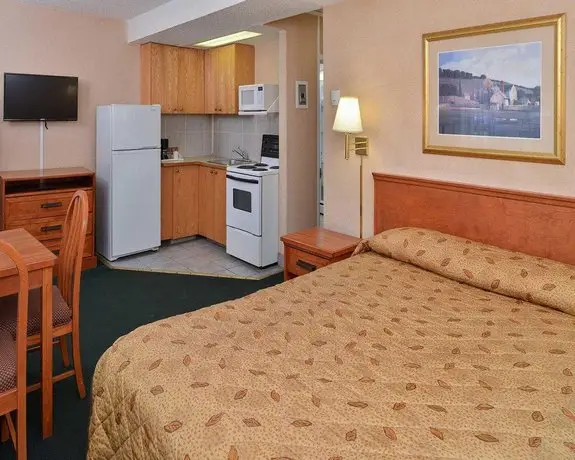 Econo Lodge Inn & Suites University 