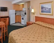 Econo Lodge Inn & Suites University 