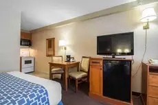 Econo Lodge Inn & Suites University 