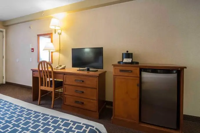 Econo Lodge Inn & Suites University 