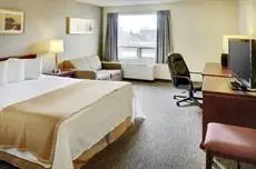 Travelodge by Wyndham Calgary International Airport South 